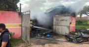 Santa Cruz: Incendio consume un taller mecánico y deja una persona herida, que intentó salvar un vehículo