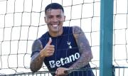 Video: La emotiva bienvenida del Tottenham a Pedro Porro tras ganar el Mundial
