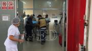 La Policía colecta casquillos de un arma de fuego del inmueble donde una mujer fue herida de bala