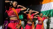 India conmemora su independencia con una muestra de gastronomía, música y danza en La Paz