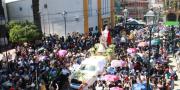 La fe mueve a miles de peregrinos hacia el cerro de Cota en el cierre de Urkupiña