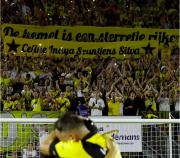 Hinchas de Seuntjens le brindan apoyo por la muerte de su hija