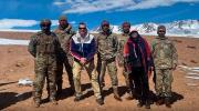 Patrulla militar rescata a dos turistas franceses atrapados por la nieve en Uyuni