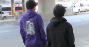 Jóvenes denuncian que taxista los dopó para robarles sus pertenencias y luego abandonarlos en vía pública