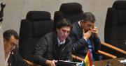 Zamora llega al Legislativo para su interpelación por las tarifas y los servicios de BoA
