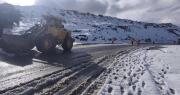 Despliegan maquinaria pesada en la Cumbre para despejar la carretera a los Yungas y liberar vehículos varados por la nevada