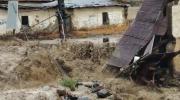 Río Kuyuma se desborda en Quime, reportan derrumbes en casas