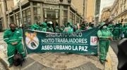 Trabajadores de La Paz Limpia protestan mientras la Asamblea de la Paceñidad trata el problema de la basura