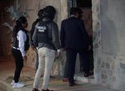 Hombre armado huye con una bolsa durante allanamiento a inmueble vinculado a Cerimedo