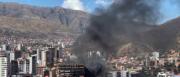 Bomberos controlan un incendio en un edificio en construcción en Cochabamba