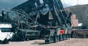 Video: Fuertes vientos derriban el escenario de una feria en Oruro; un minibús fue afectado