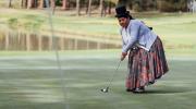 Entre polleras y palos de golf: las cholitas golfistas de La Paz