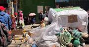 Basura en La Paz: Comerciantes y vecinos cubren contenedor y se organizan para retirar los residuos