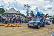 Productores de la provincia Marbán bloquean la vía Trinidad-Santa Cruz en el puente San Pablo y exigen diálogo con el Gobierno