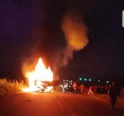 Camión cargado de gaseosas se incendia en la ruta Santa Cruz–Cochabamba