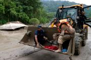 Al menos 16 muertos y 400 sin contacto en Nepal tras una riada en la frontera con China