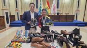 Atleta le regala un par de zapatos al vicepresidente y recibe respaldo rumbo al sudamericano de skyrunning