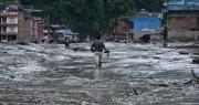 Equipos de rescate se movilizan tras inundaciones entre Nepal y el Tíbet que dejan al menos 160 muertos