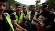 Los rescatistas buscan a más de 1000 desaparecidos en Nepal y Tíbet
