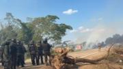 Policía desbloquea carretera entre Santa Cruz y Beni tras enfrentar a manifestantes que rechazan decreto sobre diésel