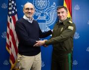 Encargado de Negocios de EEUU califica al general Sokol de “verdadero luchador contra el crimen”