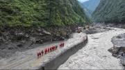 China y Nepal retoman labores de emergencia tras amenaza de nuevo desbordamiento en la cordillera