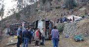 Un bus con varios pasajeros se embarranca en la carretera La Paz