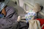 Roberto, el amigo de tela que acompaña a los niños bolivianos con cáncer en su tratamiento
