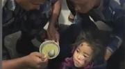 Riada en Nepal: rescatan con vida a una niña de seis años atrapada en los escombros