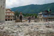 Un joven de 16 años escapa con su abuelo a hombros de la riada que arrasó su casa en Nepal