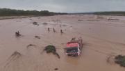Dragueros evacúan a tres personas que quedaron atrapadas en un camión tras crecida del río Piraí