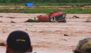 Camión queda atrapado en el río Piraí tras la llegada de un turbión