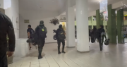 Policía se moviliza con equipos antimotines y alista despliegue a puntos de bloqueo en Santa Cruz