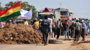 Productores agrícolas bloquean carretera hacia Santa Cruz en rechazo al decreto del diésel