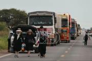 “Es un perjuicio”: cientos de pasajeros quedan varados debido a los bloqueos en rutas de Santa Cruz
