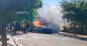 Vehículo se incendia en medio del traspaso de gasolina: el conductor quedó quemado y huyó