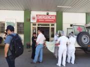 Pelea entre vendedoras de boletos termina con una mujer hospitalizada tras caer contra una flota en movimiento