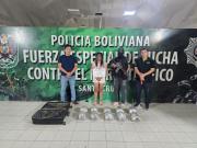 Fuerzas antidrogas hallan 10 paquetes de marihuana ocultos en una maleta durante un control vehicular