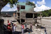 Nepal y China sitúan en 1.384 los muertos doce días después de las devastadoras riadas