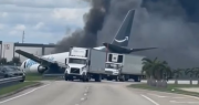 Video: Avión de carga sale de la pista del Aeropuerto Internacional de Miami y se incendia tras chocar contra vehículos