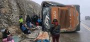 UN BUS VUELCA EN LA CARRETERA A TARIJA Y DEJA TRES FALLECIDOS