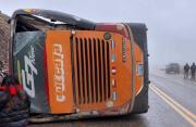 Tres personas perdieron la vida luego de que un bus volcara en la carretera hacia Tarija