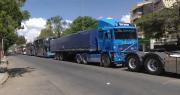 Crisis de combustible: las filas siguen en La Paz y Cochabamba, mientras que en Santa Cruz la espera de carga es menor