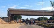 Bloquean carretera al norte para exigir a la Gobernación cruceña trabajos de defensivos