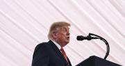 Trump dice que “saldrá” de Irán “a menos” que decida quedarse con el petróleo “como en Venezuela”