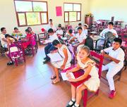 El tipoy y el traje chiquitano llegan a las aulas para preservar la identidad