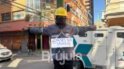 Trabajadores de Sak'a Churu se crucifican y exigen el pago de siete meses de salarios adeudados