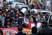Maestros marchan contra la ampliación del estado de excepción y ajustes económicos