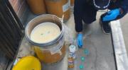 Secuestran sustancias controladas ocultas en tambores de madera durante un operativo en El Alto