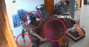 Videos captan atraco: un adolescente es apuntado con un arma e intenta defenderse con una escoba